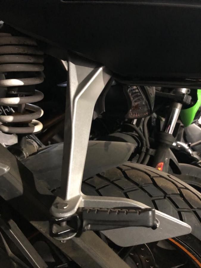 Soporte estribera trasera izquierda KTM Duke 125 2013-2016