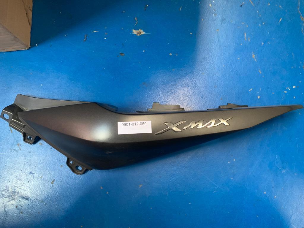 Cacha colin izquerda negra Xmax 125 (BL1)