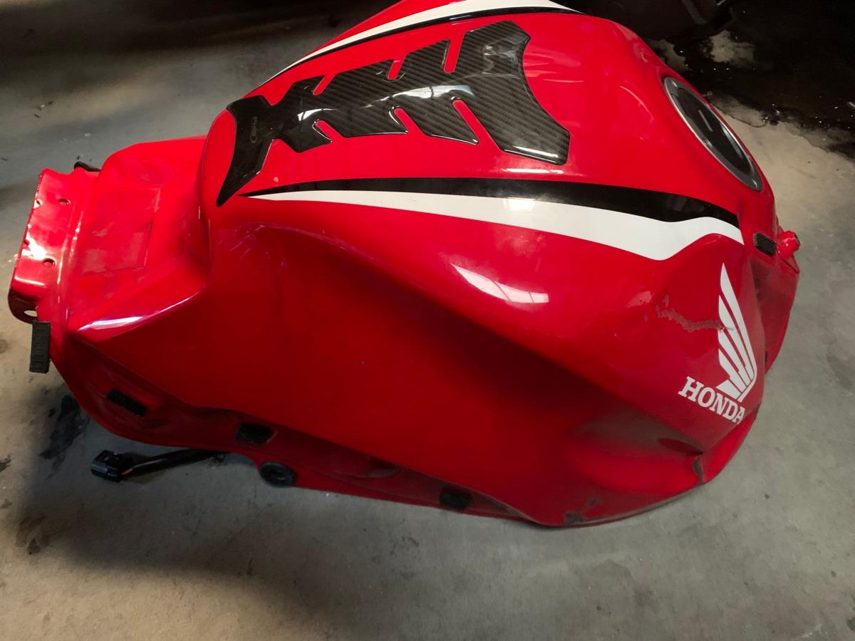 Deposito Honda CBR 650 R TIENE GOLPE